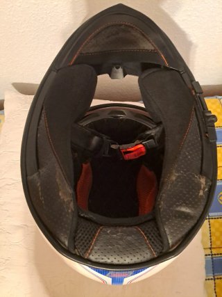 Casco de moto blanco con diseño