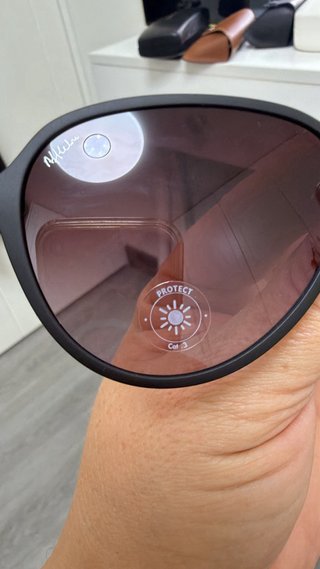 Gafas de sol negras y rosas