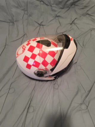 Casco de moto blanco y rojo