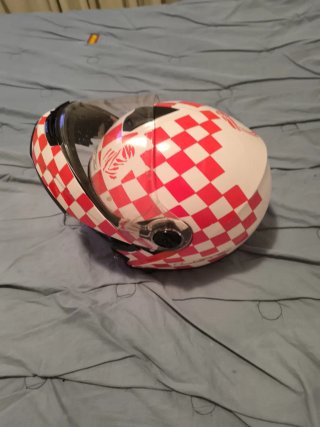 Casco de moto blanco y rojo