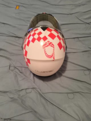 Casco de moto blanco y rojo