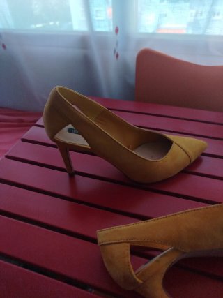 Zapatos Stradivarius mostaza
