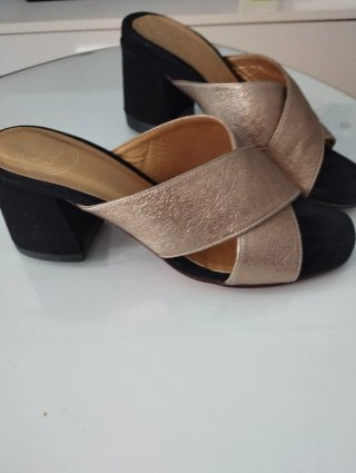 Sandalias doradas cruzadas tacón, destalonadas.