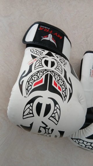Guantes de boxeo blancos con diseño