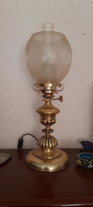 Lámpara de mesa dorada y transparente