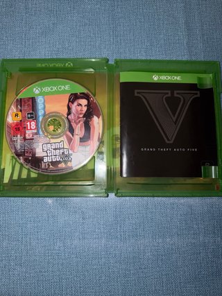 Xbox One 500GB Negra con dos mandos y gta V