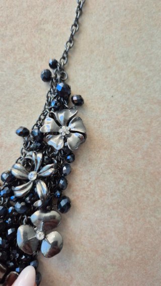 Collana girocollo con fiori e perline