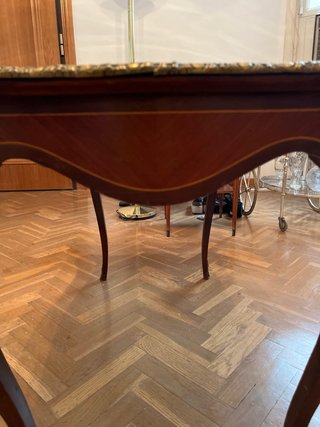 Mesa auxiliar de madera con detalles dorados