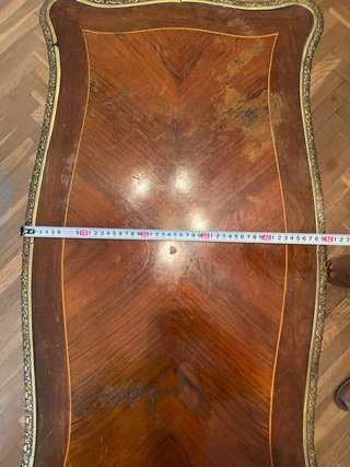 Mesa auxiliar de madera con detalles dorados