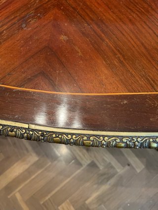 Mesa auxiliar de madera con detalles dorados
