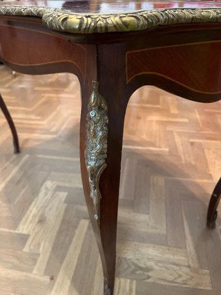Mesa auxiliar de madera con detalles dorados
