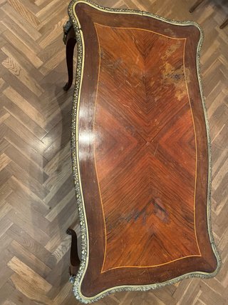 Mesa auxiliar de madera con detalles dorados