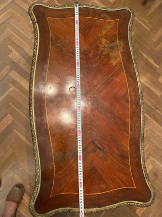 Mesa auxiliar de madera con detalles dorados