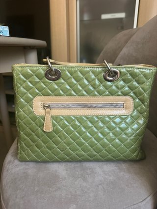 Bolso verde acolchado con charm