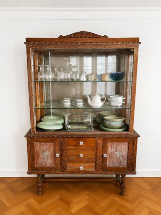 Mueble vitrina madera y cristal
