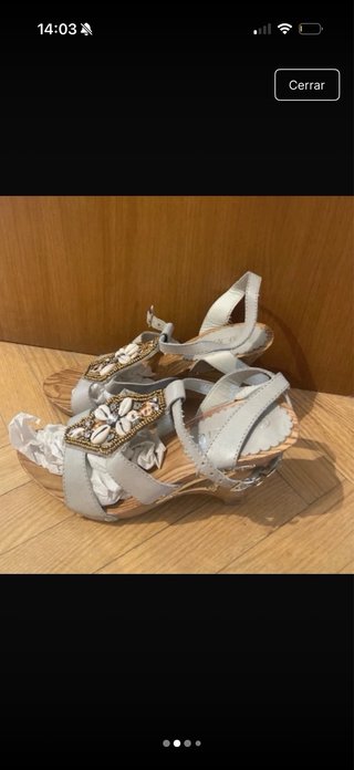 Sandalias cuña beige y plateadas