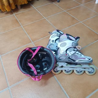 Patines en línea y casco rosa