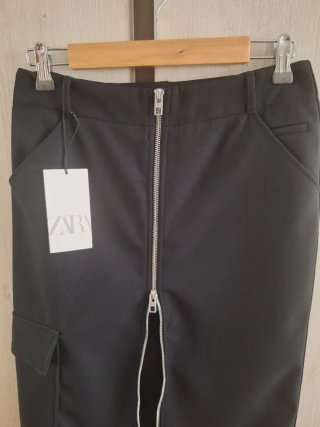 Falda Zara negra con cremallera y bolsillo