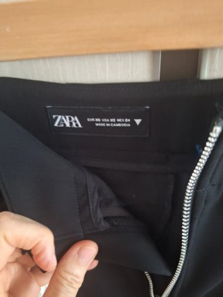 Falda Zara negra con cremallera y bolsillo