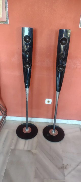 Altavoces LG Negros y Plateados
