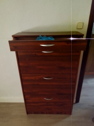 Zapatero de madera marrón