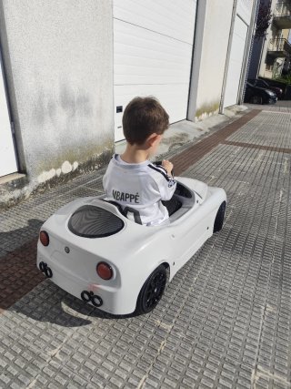 Coche a pedales blanco para niños
