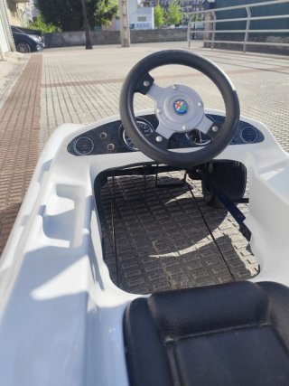 Coche a pedales blanco para niños