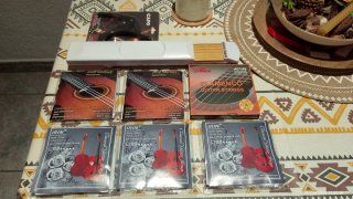 Lote accesorios guitarra: cuerdas y capo