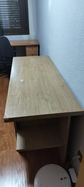 Mesa de escritorio grande y robusta