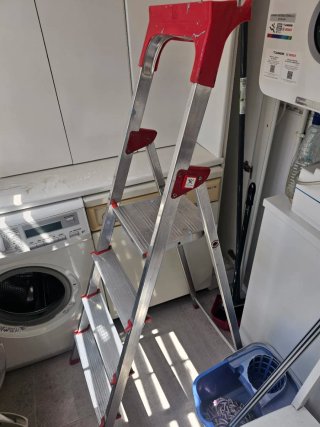 Escalera metálica plegable