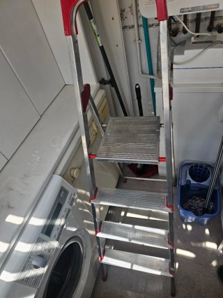 Escalera metálica plegable