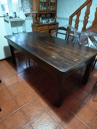 Mesa de comedor de madera oscura