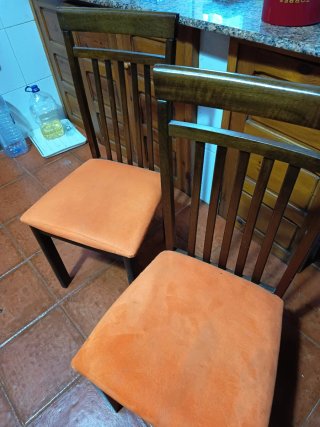 Mesa de comedor de madera oscura