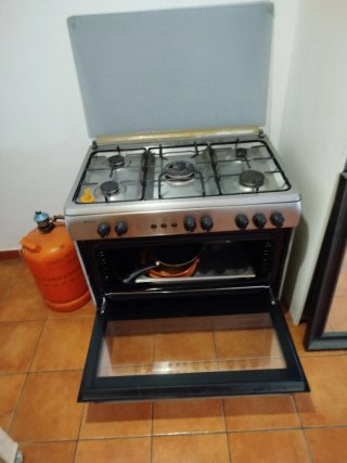 Cocina de gas con horno y bombona