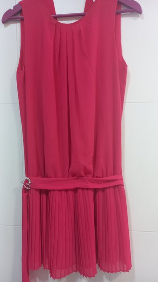 Vestido de fiesta fucsia con broche de pedrería