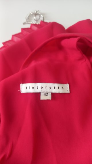 Vestido de fiesta fucsia con broche de pedrería