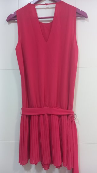 Vestido de fiesta fucsia con broche de pedrería