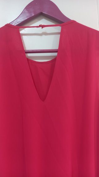 Vestido de fiesta fucsia con broche de pedrería