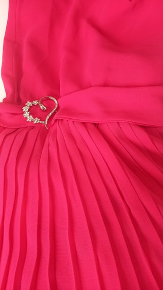 Vestido de fiesta fucsia con broche de pedrería