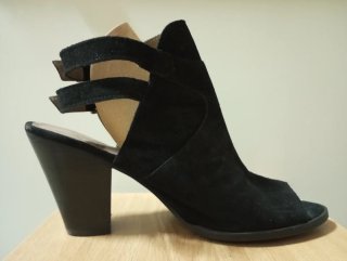 Sandalias de tacón negras de piel.Hechas en España