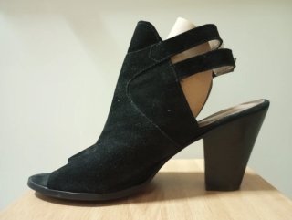 Sandalias de tacón negras de piel.Hechas en España