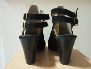 Sandalias de tacón negras de piel.Hechas en España