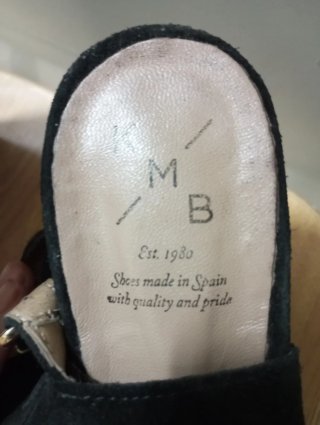 Sandalias de tacón negras de piel.Hechas en España