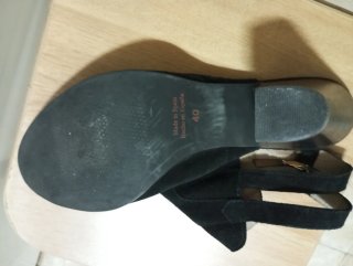 Sandalias de tacón negras de piel.Hechas en España