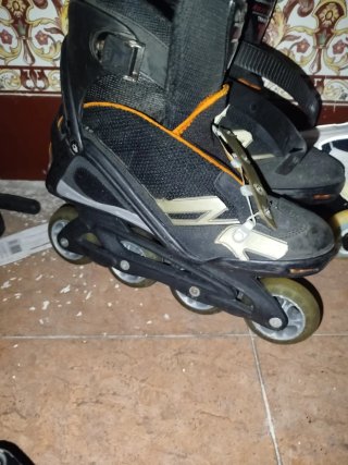 Patines en línea negros y naranjas