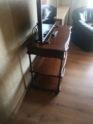 Mesa auxiliar de madera con 2 cajones
