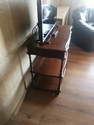 Mesa auxiliar de madera con 2 cajones