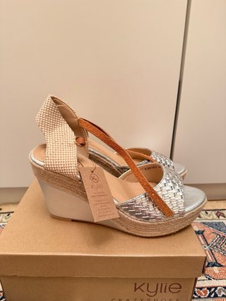 Cuñas Kylie Crazyshoes Plata y Marrón