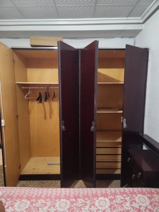 Armario de madera marrón