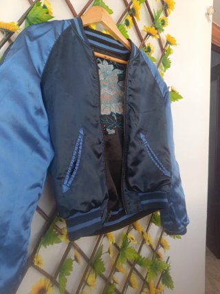 Chaqueta bomber azul y negra